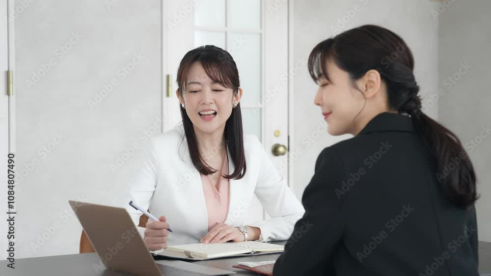 Poster ビジネス、女性、打ち合わせ、ビジネスウーマン、会議、ミーティング、話す、相談、会話、コピースペース、上司、ミドル、日本人、オフィス、商談、インタビュー、取材、経営者、社長、人材、笑顔、ポジティブ、面談