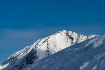 厳冬期の鳥取県伯耆大山稜線にて陽が陰り始めた三鈷峰を望む