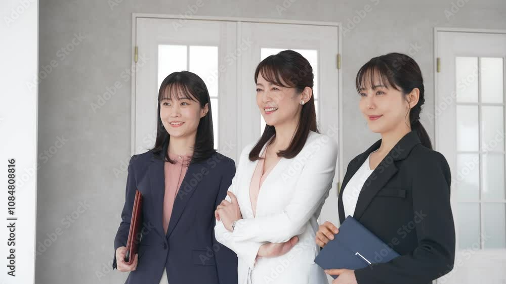 Poster 女性、ビジネスウーマン、ビジネス、笑顔、ガッツポーズ、ポジティブ、元気、日本人、チームワーク、パワー、チャレンジ、挑戦、競争、人材、採用、転職、就職、職場、オフィス、会社員、企業、仕事、サポート、協力