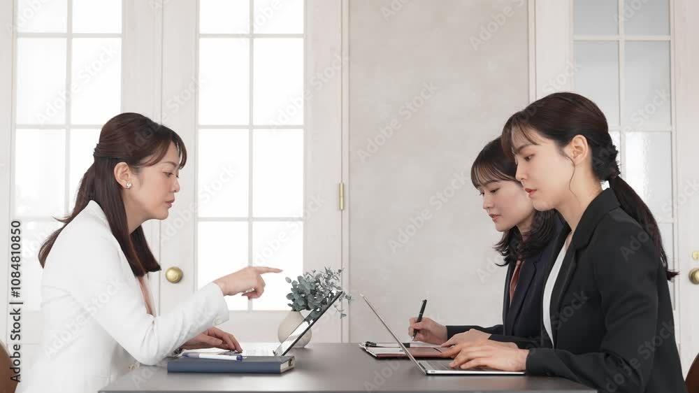 Aufkleber ビジネス、会議、ミーティング、仕事、チーム、打ち合わせ、同僚、女性、会社員、DX、IT、エンジニア、開発、日本人、オフィス、作業、チームワーク、人材、グループ、三人、複数、ビジネスパーソン、ビジネスシーン、マネジメント、企業、プロジェクト、ノートパソコン、事務、業務、ERP、バックオフィス、経理、クラウド、グループウェア、上司、部下、システム、テクノロジー、ソフトウェア、調査、リサーチ、マーケティ