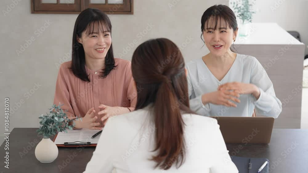 Poster 会議、ミーティング、ビジネス、相談、会話、話す、女性、面談、面接、ビジネスウーマン、笑顔、研修、職場、背中、後ろ姿、アドバイザー、上司、部下、談笑、おしゃべり、オフィス、仕事、チームワーク、サポート、日本人、グループ、複数、多人数、人材、ポジティブ、経営、マネジメント、働く、顧客、接客、カウンセリング、カウンセラー、パートナー、サービス、会社員、企業、カジュアル、おしゃれ、ビジネスシーン、プロジェ