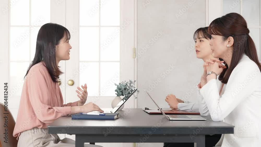 Aufkleber 会議、ミーティング、女性、ビジネス、同僚、仕事、打ち合わせ、チーム、話す、相談、カジュアル、日本人、オフィス、会話、おしゃべり、チームワーク、指導、上司、部下、人材、面談、職場、休憩、ノートパソコン、PC、笑顔、会議室、レンタルスペース、ビジネスウーマン、キャリアウーマン、アドバイザー、働く、グループ、協力、プロジェクト、女子、会社員、企業、三人、サポート、パートナー、経営、マネジメント、開発、研