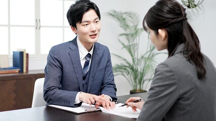 契約書の説明をする弁護士	