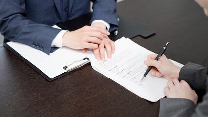 契約書の説明をする弁護士	