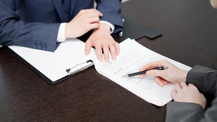 契約書の説明をする弁護士	