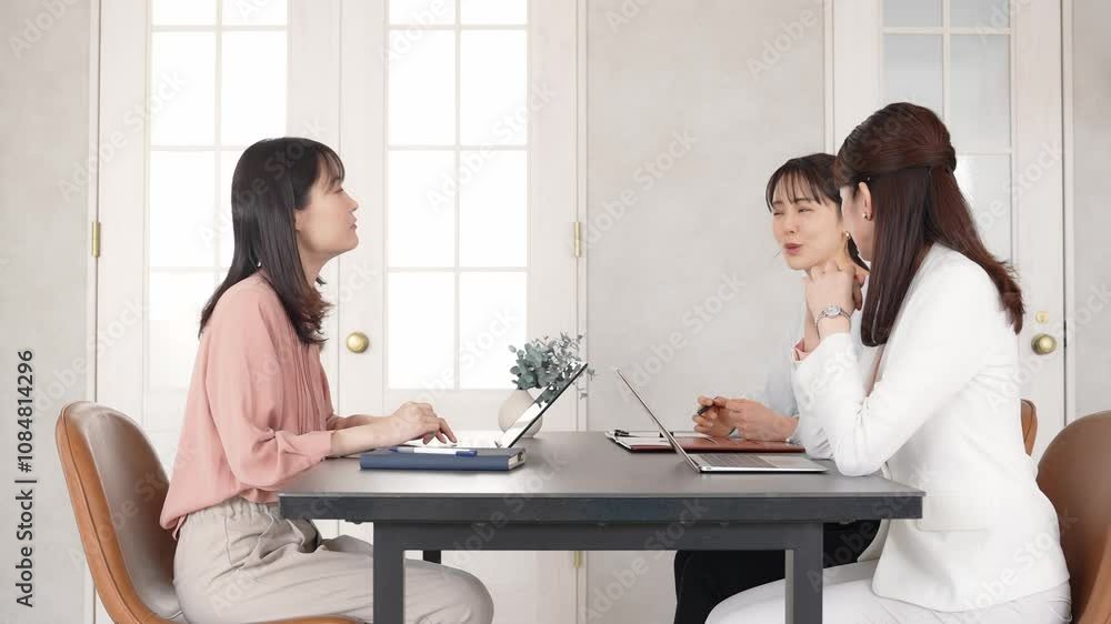 Poster 会議、ビジネス、ミーティング、仕事、相談、日本人、カジュアル、会話、ビジネスウーマン、女性、オフィス、接客、アドバイザー、インタビュー、チームワーク、グループ、カウンセリング、カウンセラー、就職、人材