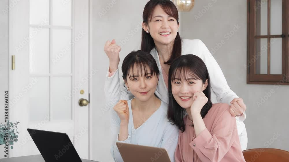 Poster ビジネス、ビジネスウーマン、チームワーク、女性、応援、手を振る、笑顔、グループ、オフィス、職場、楽しい、同僚、やりがい、元気、キャリア、団結、協力、やる気、ポジティブ、日本人、会社員、マネジメント、経