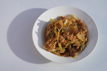One of the foods that Thai people in Thailand like to eat is stir-fried chicken with young ginger.