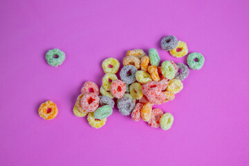 Deliciosos cereal colorido em um fundo colorido. 