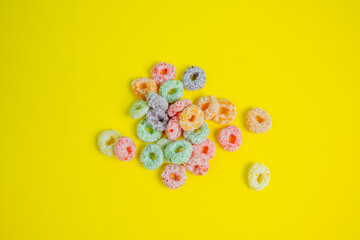 Deliciosos cereal colorido em um fundo colorido. 