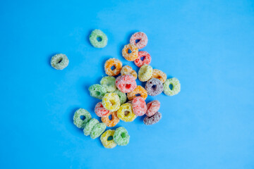Deliciosos cereal colorido em um fundo colorido. 