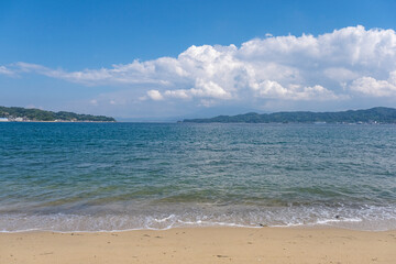 波静かな興居島の海岸線