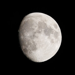 Lua em fase quarto crescente, a imagem foi captada durante a noite, c&eacute;u escuro.