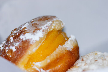 Bola de berlim. É um doce de farinha em froma de bola frita que depois leva no interior doce de ovos, polverizada com açucar em pó. 