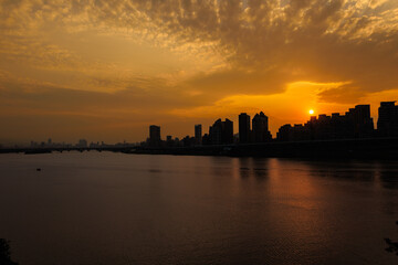 Fototapeta premium city skyline at sunset