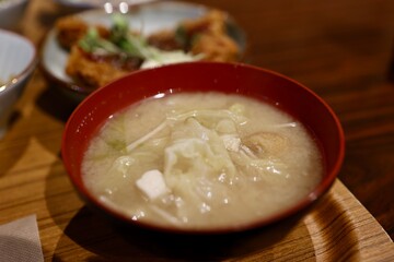 味噌汁　豆腐とキャベツと油揚げ