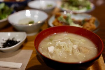 味噌汁　豆腐とキャベツと油揚げ