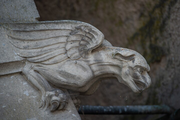 Chimère sculptée dans la pierre 