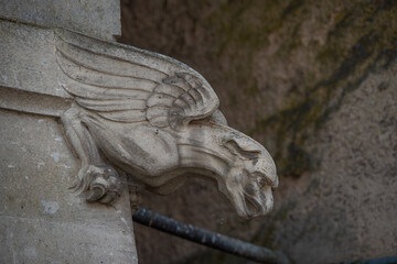 Chimère sculptée dans la pierre 