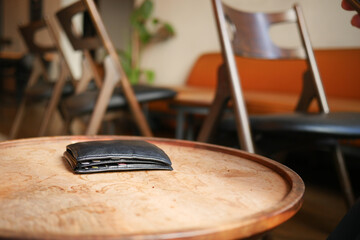 Obraz premium left wallet on a cafe table 