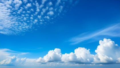 青空に白い雲が浮かび、軽やかで爽やかな印象を与える、開放的で清潔感のある背景。

