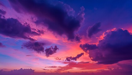 夕暮れ時の赤紫色に染まる空と、静かに流れる雲が穏やかな印象を与える背景。

