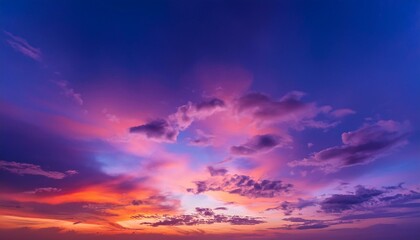 夕暮れ時、紫と赤に染まった空の中で、雲がゆっくりと流れていく静かな風景。

