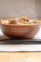 豆腐と人参と大根と蒟蒻の入ったもつ煮込み