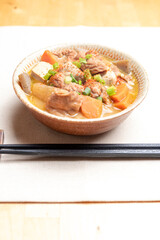 豆腐と人参と大根と蒟蒻の入ったもつ煮込み