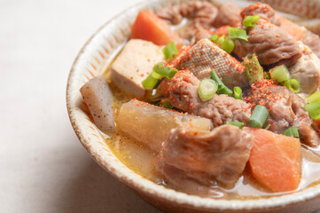 豆腐と人参と大根と蒟蒻の入ったもつ煮込み