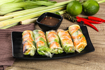 Vietnamese spring roll with prawn and mango