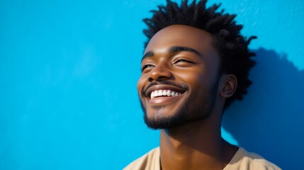 Obraz premium Portrait of a Happy Man Smiling with Blue Background