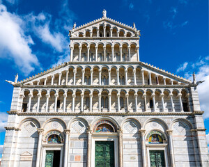 Fototapeta premium Facade of the Duomo di Pisa