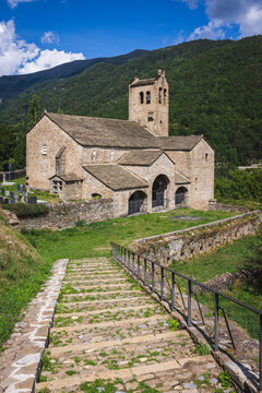 In the centre of Linas de Broto town