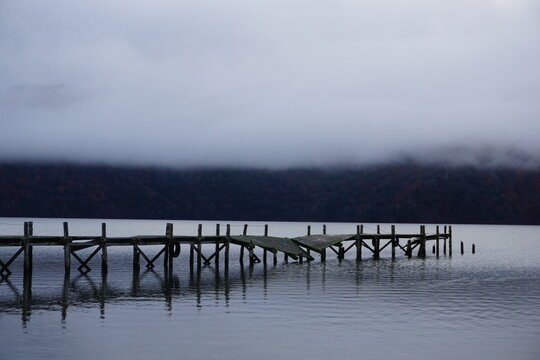 壊れた桟橋と早朝の中禅寺湖