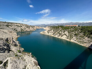 Obraz premium Novsko Zdrilo, a strait of the Adriatic Sea in Croatia between the Novigrad Sea and Velebit Channel - Novsko ždrilo, morski prolaz između Novigradskog mora i Velebitskog kanala (Maslenica, Hrvatska)