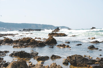 波　水しぶき　岩　海岸