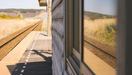 古い　駅　線路　無人　自然