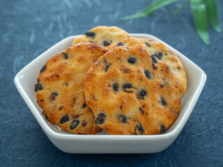 黒豆の入った煎餅