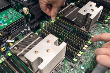 Serverwartung und Hardwareinstallation &ndash; Technikerarbeit an einem modernen Mainboard