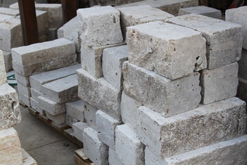 Errichten einer Steinmauer im Garten