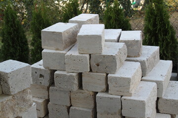 Errichten einer Steinmauer im Garten