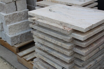 Errichten einer Steinmauer im Garten