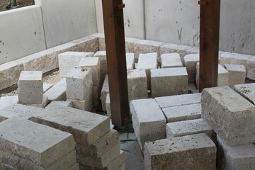 Errichten einer Steinmauer im Garten