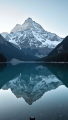 Naklejka premium Mesmerizing reflection of a snowy mountain in a perfectly still lake.