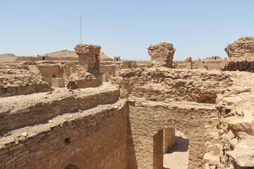 Fototapeta premium Ancient stone fortress ruins in desert, capturing Iran�s historical architecture and the stark beauty of rural landscapes.