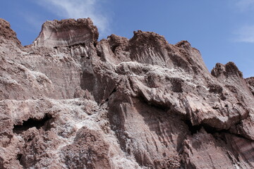 Fototapeta premium Expansive desert landscape with large rock formations and rough terrain, showcasing the rugged beauty of the wilderness.