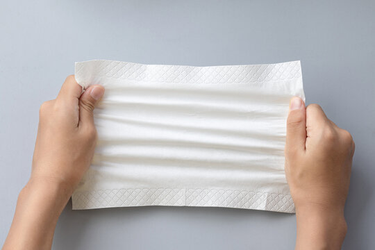 pull a paper napkin made of wood pulp with both hands.
