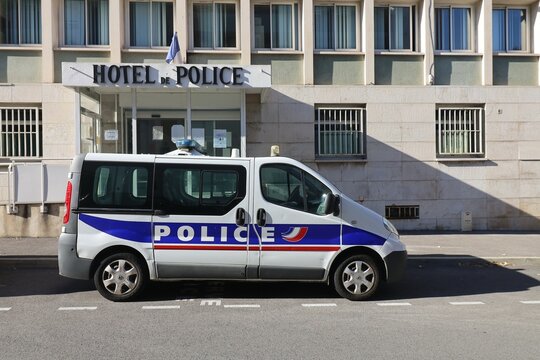 Camionnette de police devant l'h&ocirc;tel de police, ville d'Al&egrave;s, d&eacute;partement du Gard, France