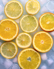 Obraz premium lemon fruit slices on frozen surface